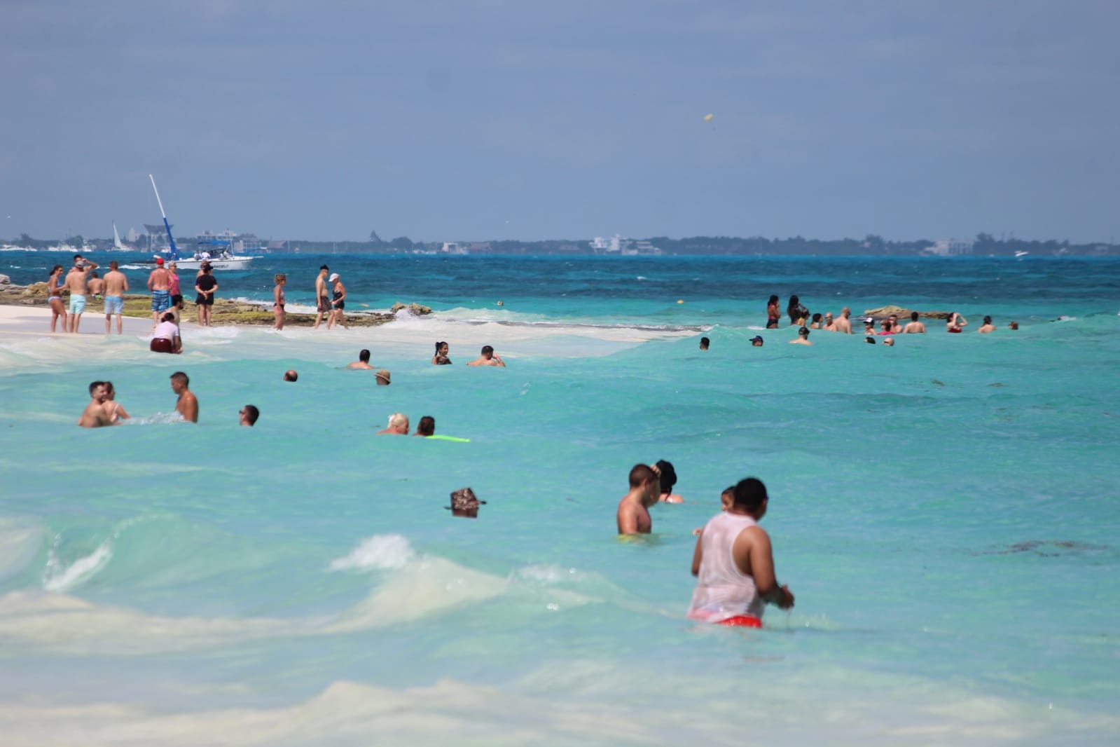 Decenas de locales y extranjeros disfrutan de Playa Caracol en Cancún: EN VIVO