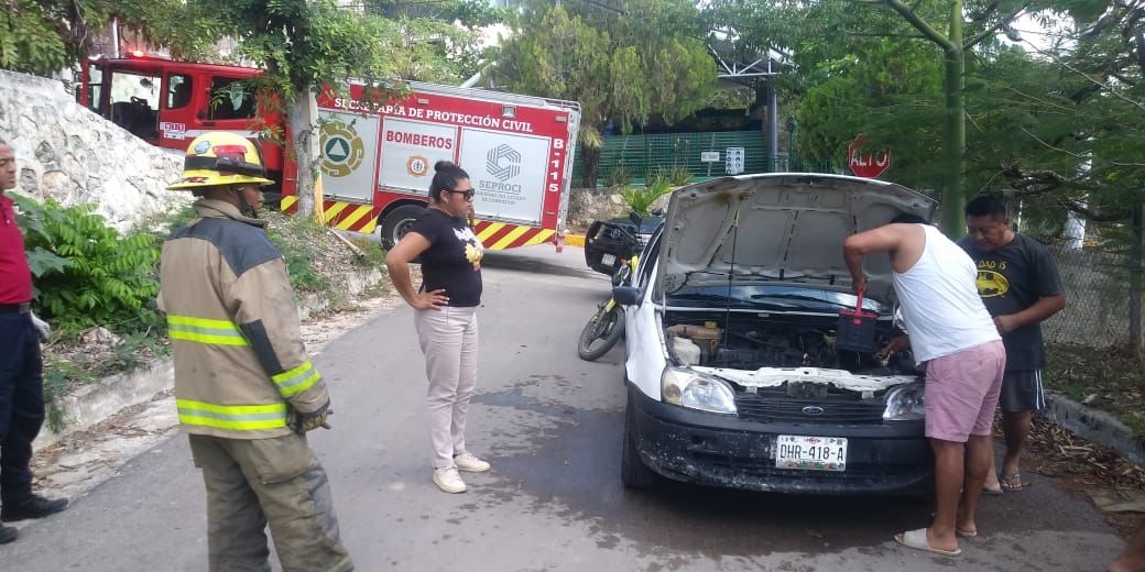 Bomberos sofocan incendio de un automóvil en Campeche