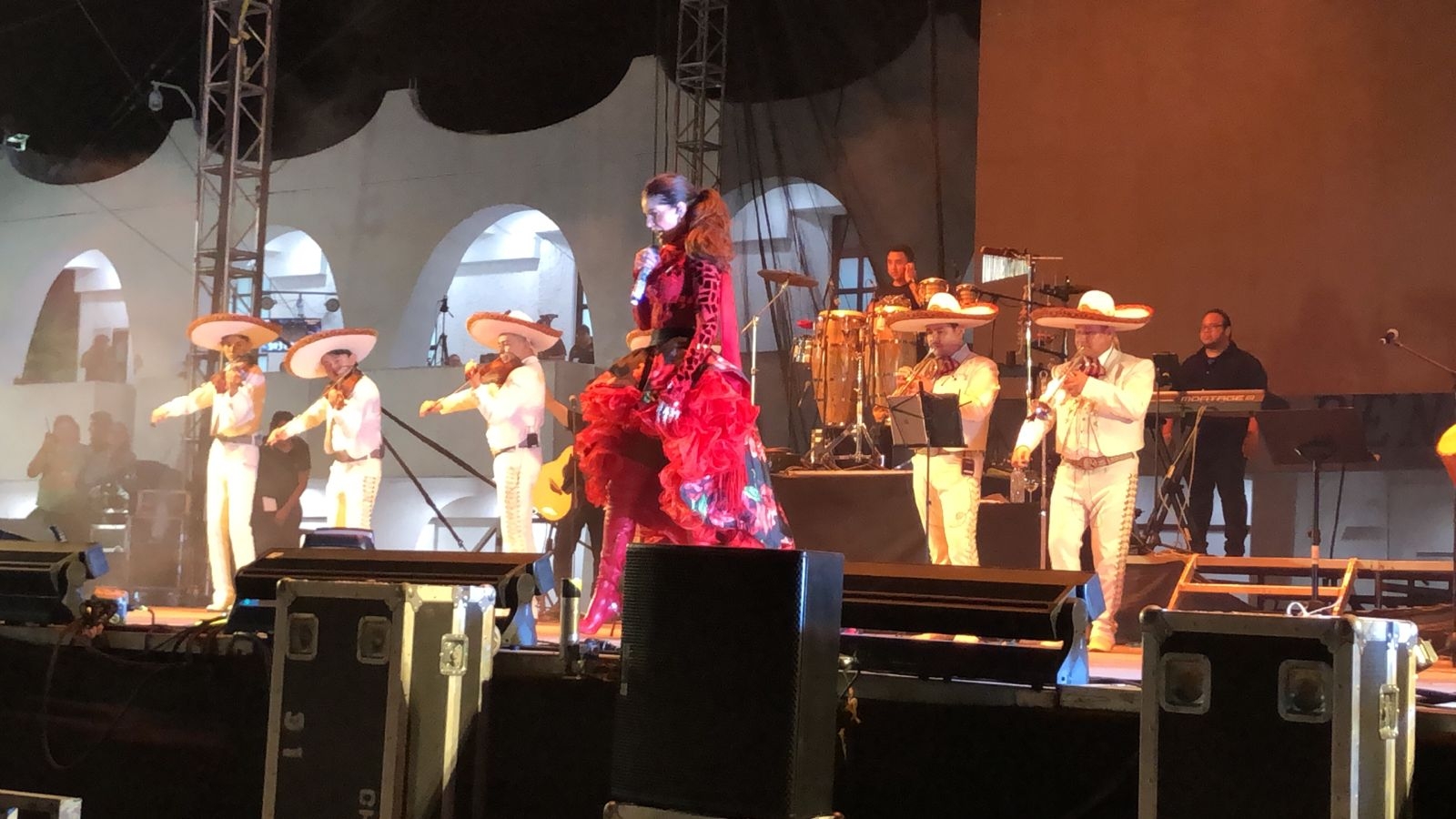 Ana Barbara Rompe récord de asistencia en el carnaval de Cancún: EN VIVO