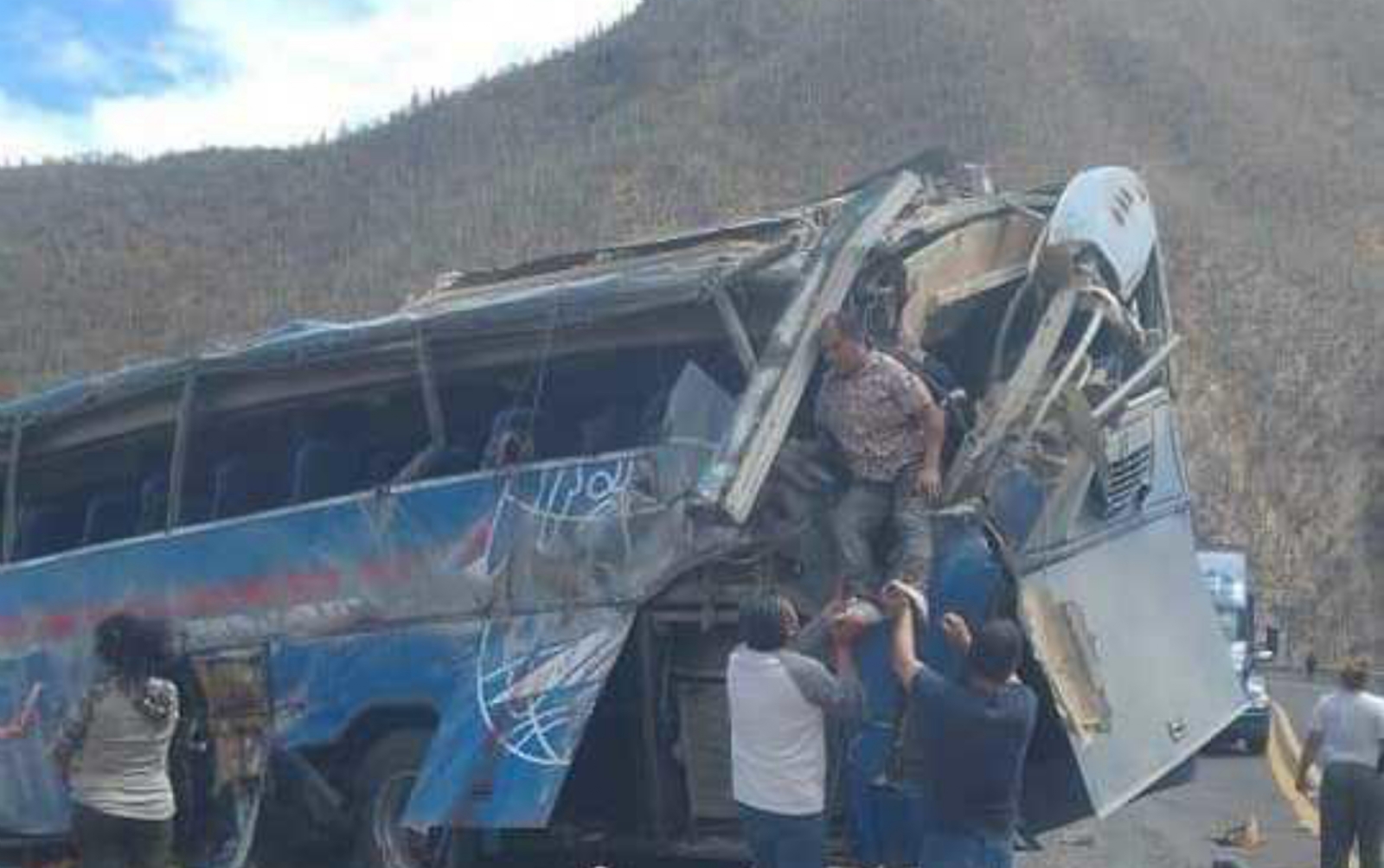 15 muertos y 30 heridos tras volcadura de autobús en Puebla
