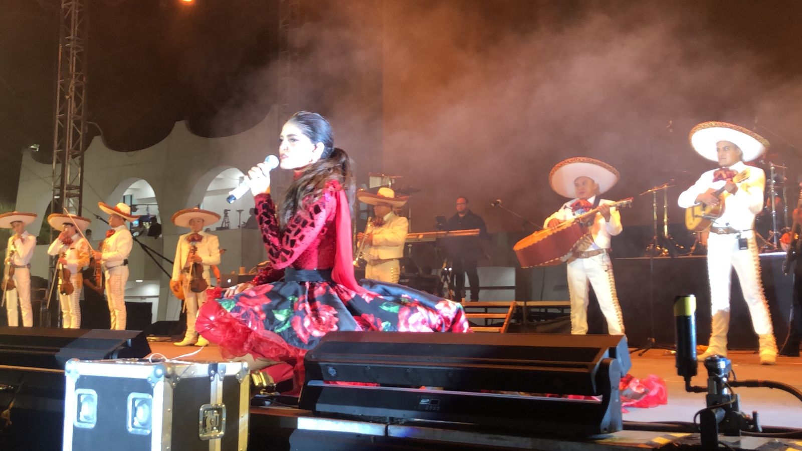 Ana Bárbara interactuó con los asistentes a su concierto en el Carnaval de Cancún