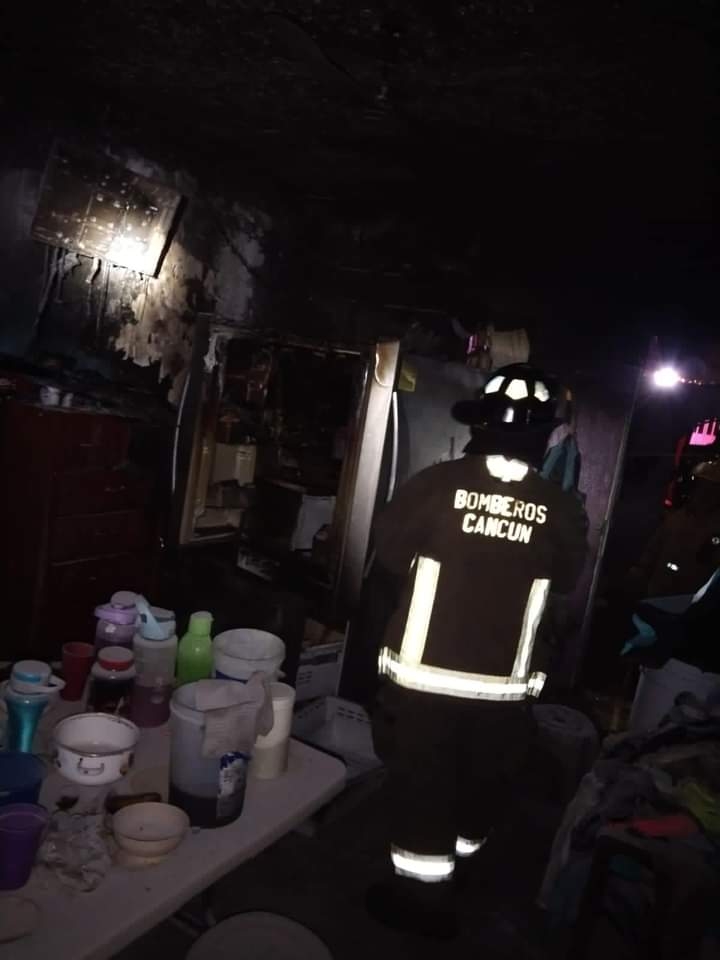 Cortocircuito causa incendio en una casa en Cancún