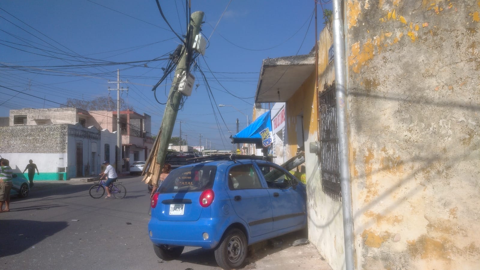 Conductor causa grave accidente en Mérida; hay un niño herido