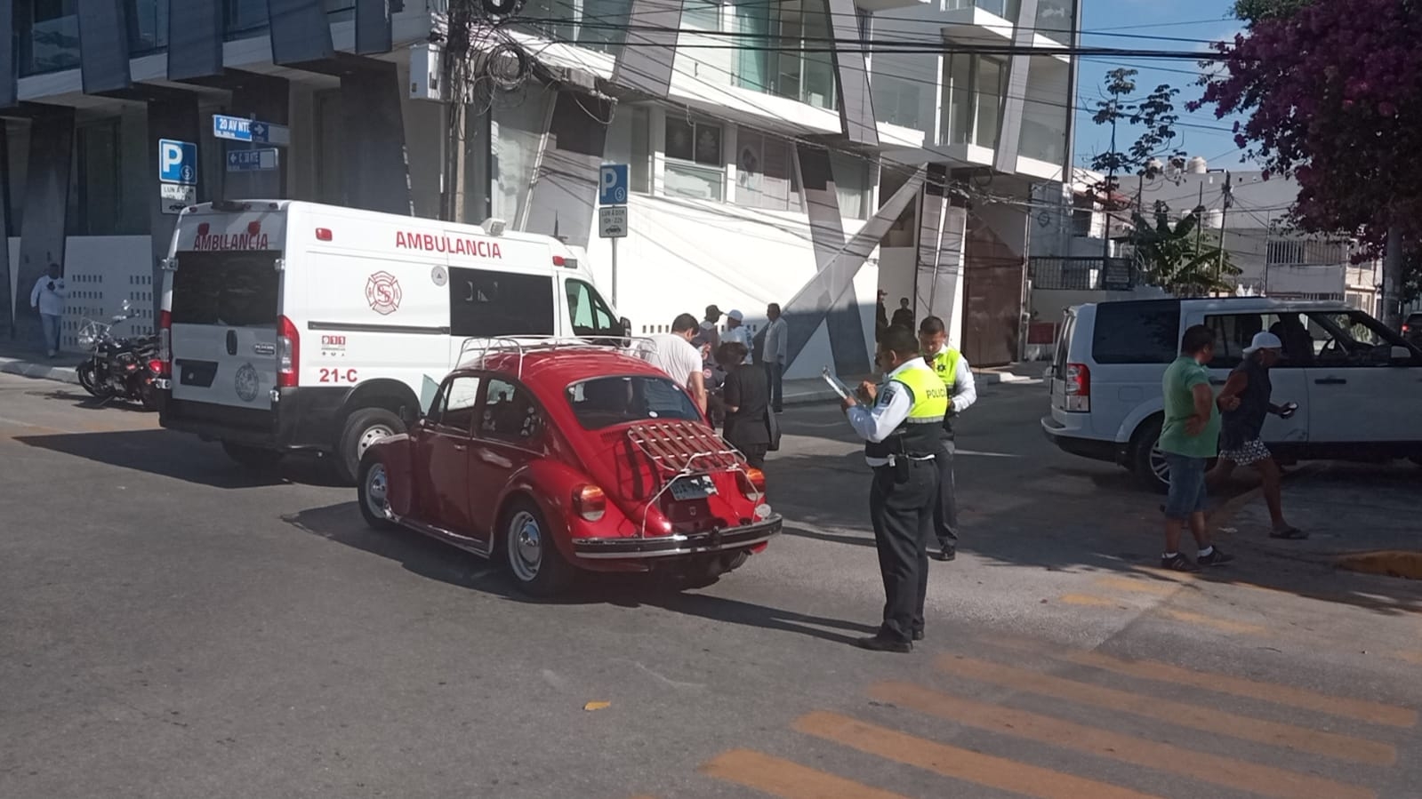 Choque entre una camioneta y un 'Vocho' deja tres lesionados en Playa del Carmen