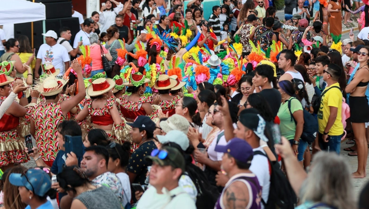 Desfiles del Carnaval de Isla Mujeres generan molestias por caos vial