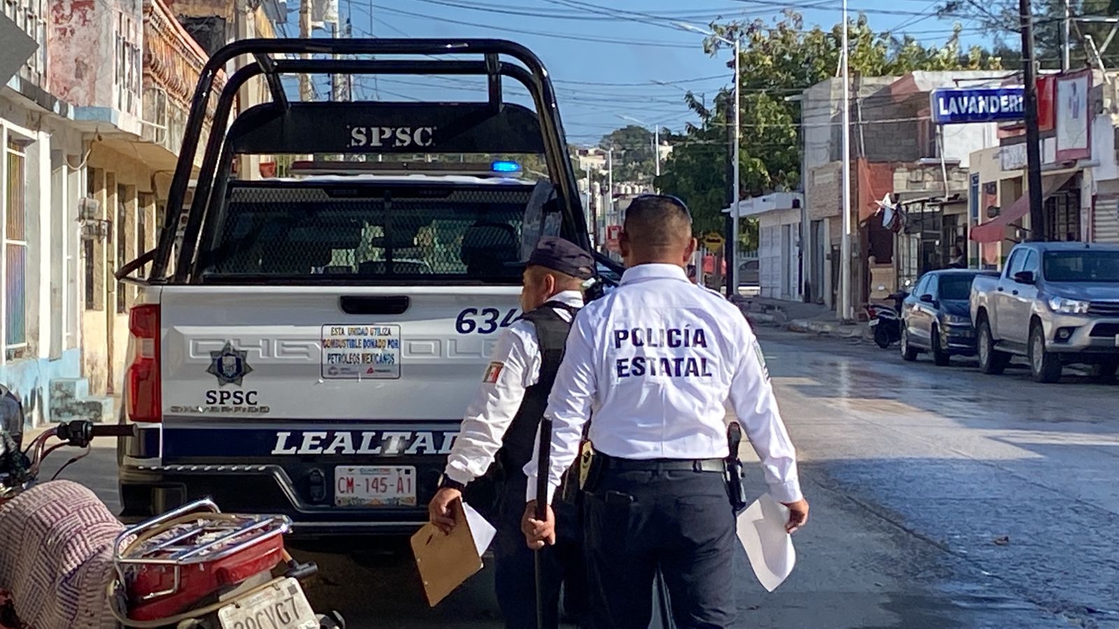 Hombre intenta herir a policías luego de golpear a su esposa en Campeche