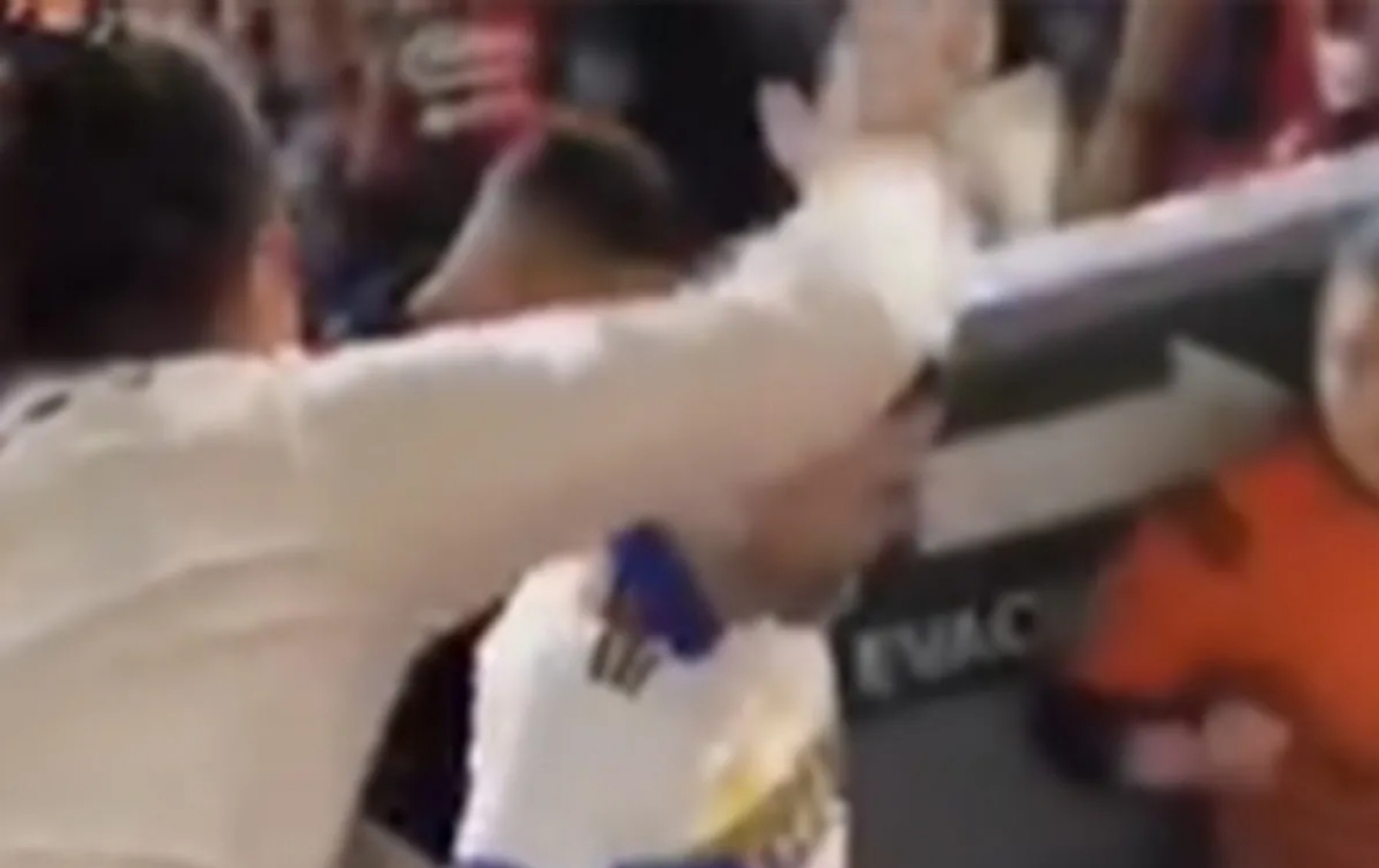 Fan de Atlas se hace viral al agredir a fan de Tigres: VIDEO
