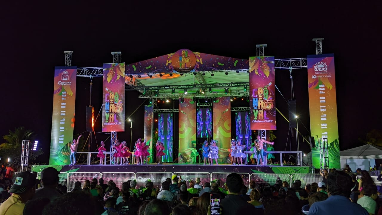 Comparsas y el concierto de Karenka se disfrutan en el Carnaval de Chetumal