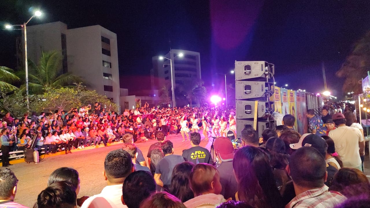 Una gran cantidad de personas se reunieron para apreciar el concurso de comparsas en el Carnaval de Ciudad del Carmen