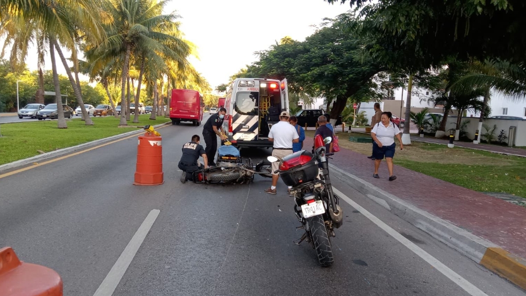 Motociclista termina en el pavimento luego de chocar contra un autobús en Cancún