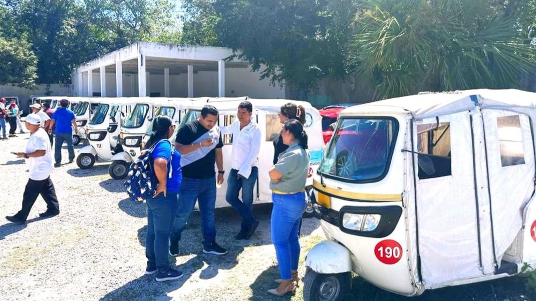 Mototaxistas de Playa del Carmen exhiben a Delegado del Imoveqroo de tener concesión de taxis