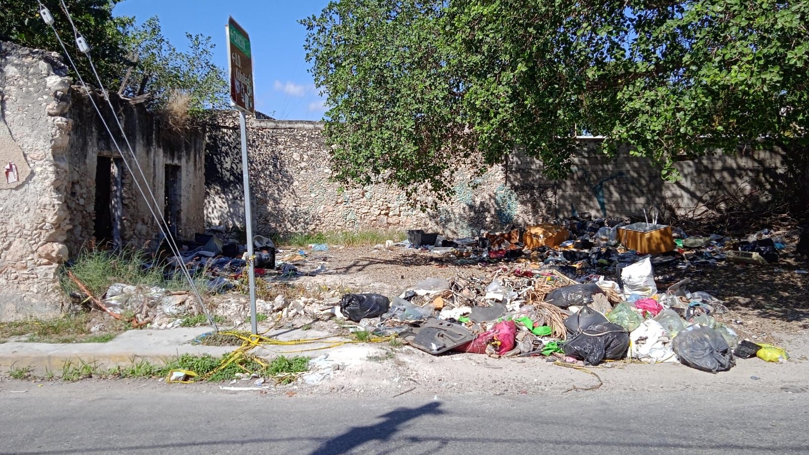 Vecinos denuncian 'tiradero' en predio abandonado del Centro de Mérida