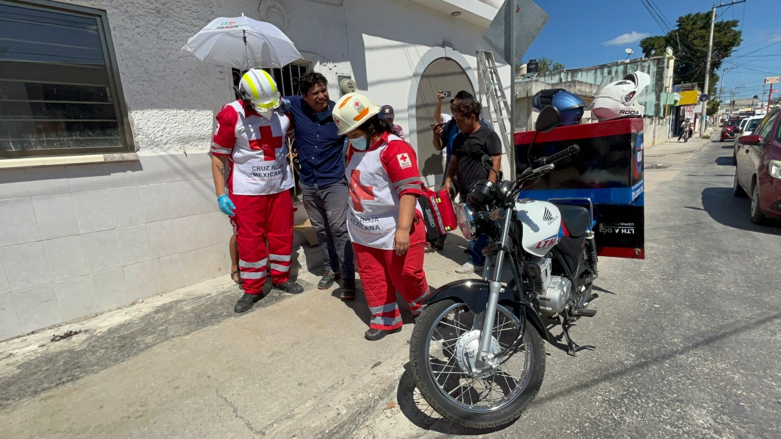 Conductor choca por alcance contra un repartidor en Campeche