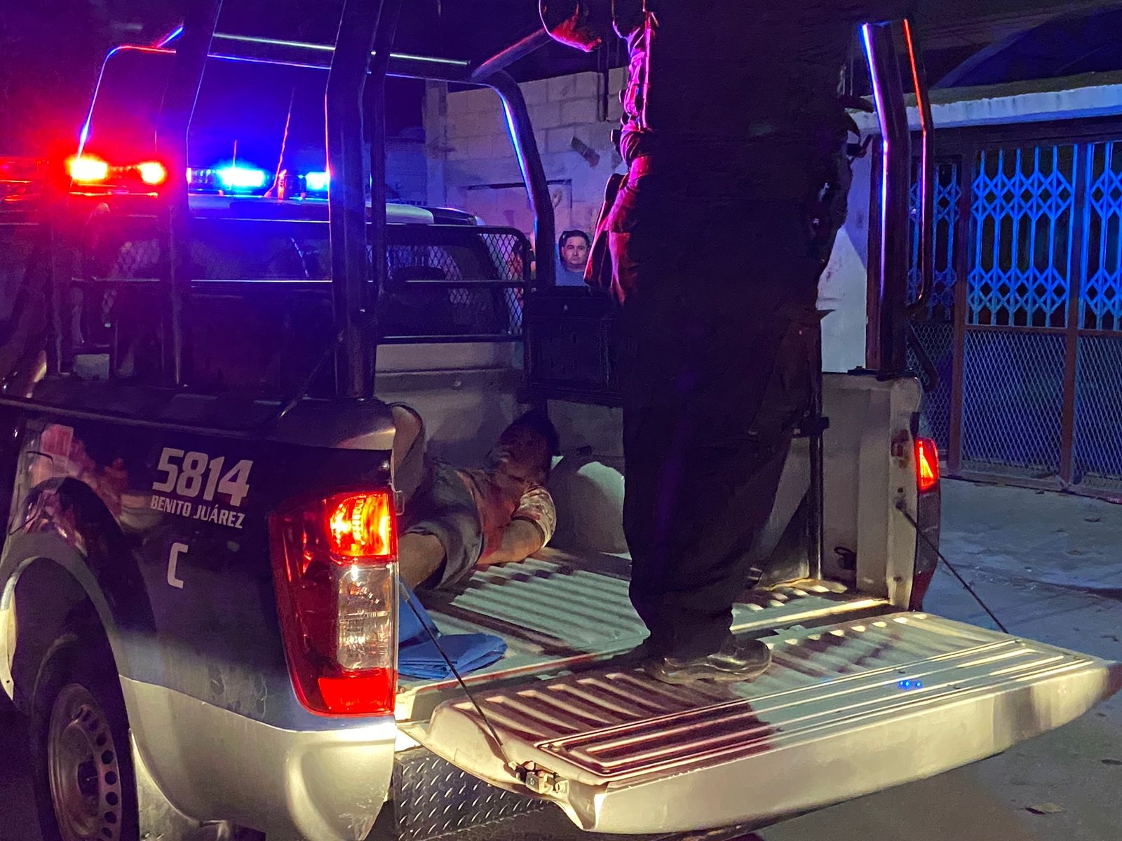 Vecinos amarran a un hombre por golpear una mujer en la Región 232 en Cancún