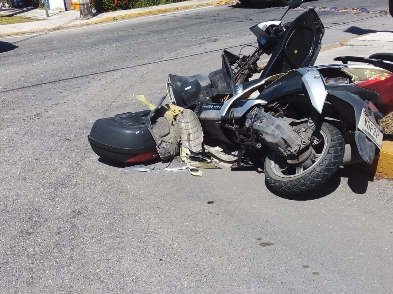 Motociclistas chocan contra una camioneta en el Centro de Playa del Carmen