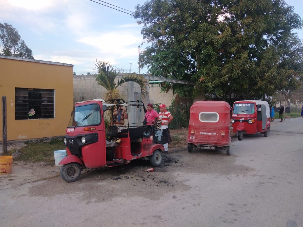 Conductor se salva de morir quemado en una mototaxi en Sabancuy, Campeche