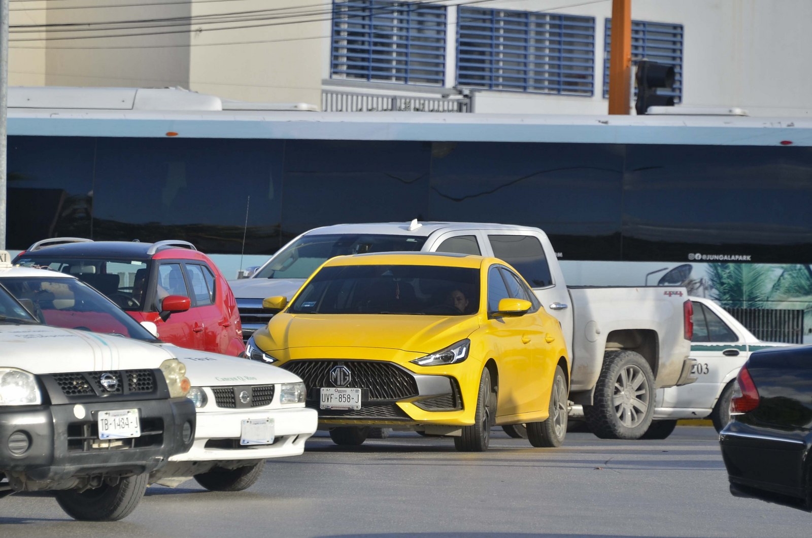 Policías y taxistas de Cancún se unen contra Uber, denuncia socia