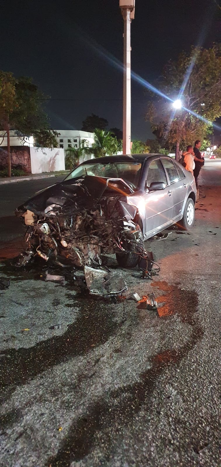 Aparatoso choque entre un auto y una combi en Cancún deja cuatro lesionados
