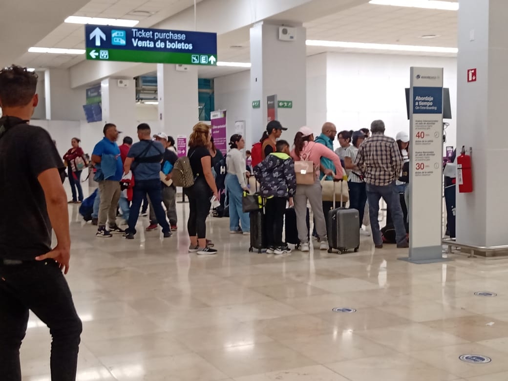 Madre e hija se reencuentran después de 30 años en el aeropuerto de Mérida