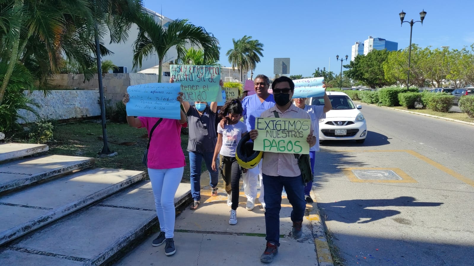 Médicos marchan por falta de pago hacia el Palacio de Gobierno de Campeche: EN VIVO