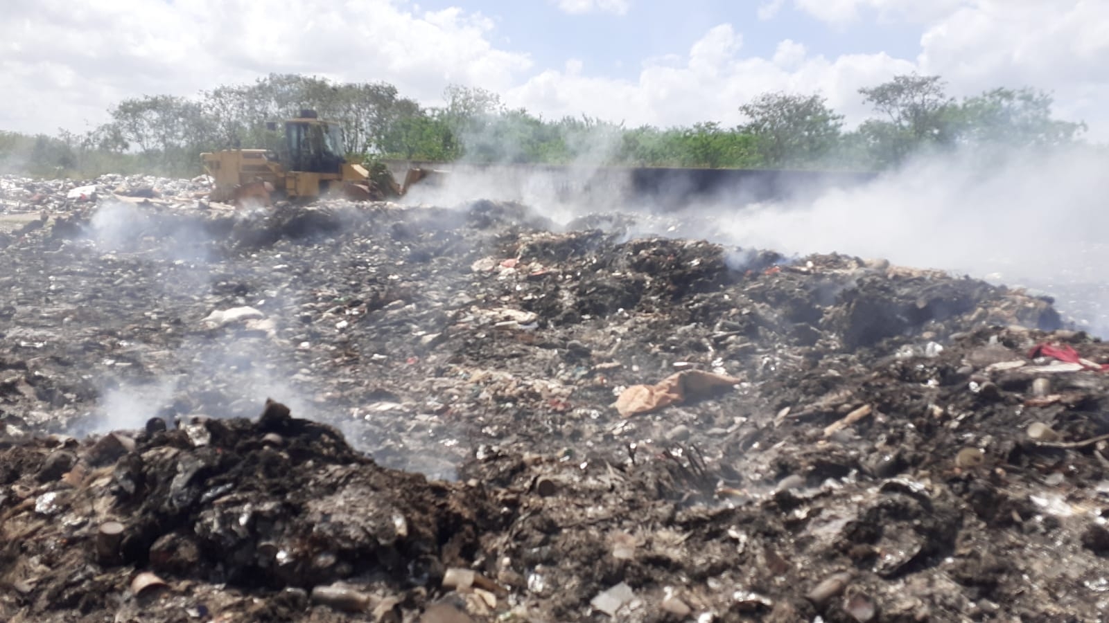 Incendio consume el basurero municipal de José María Morelos