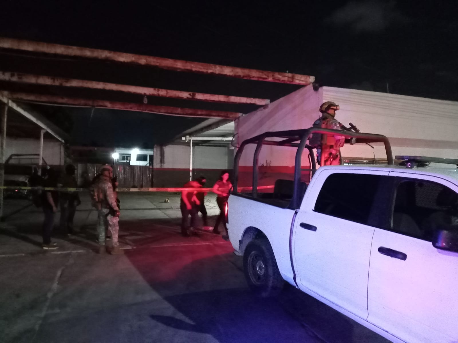 Catean predio que perteneció a Grúas Cardona en Cancún; buscan autos robados