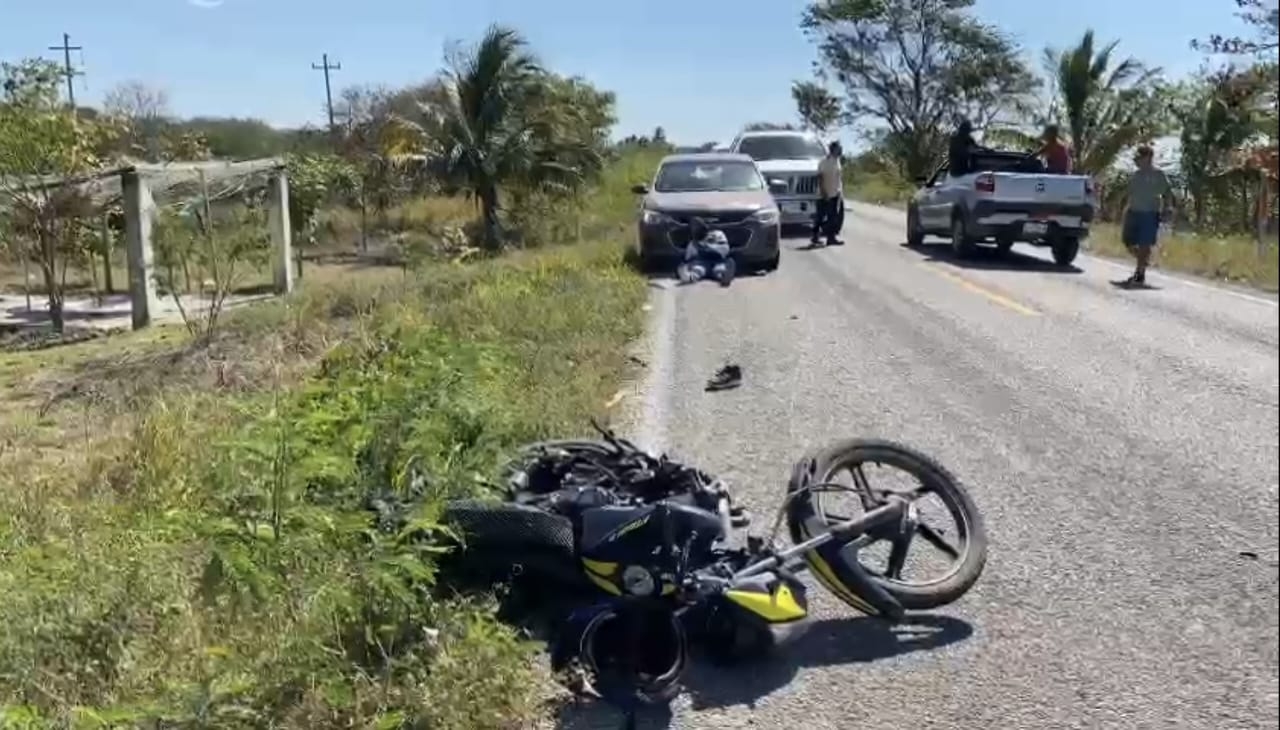 Motociclista resulta lesionado por intentar esquivar a unos autos en la Champotón-Seybaplaya