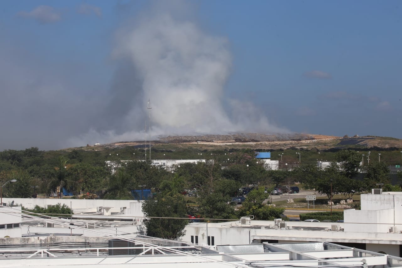 Nube tóxica del basurero de Mérida se dirige a Celestún; aún continúa el incendio