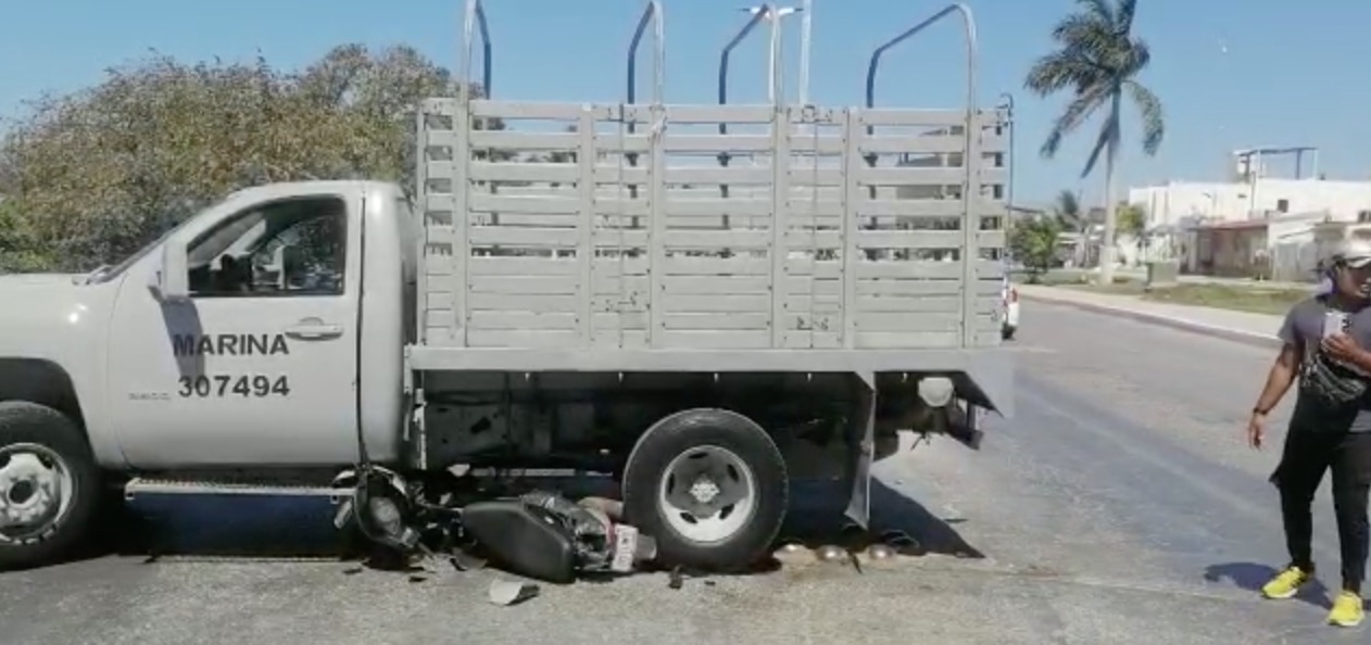 Repartidor choca contra una camioneta de la Marina en el malecón de Champotón