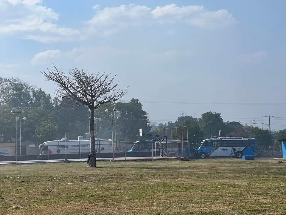 Evacuan a pobladores de Chalmuch por nube tóxica del incendio en el basurero de Mérida