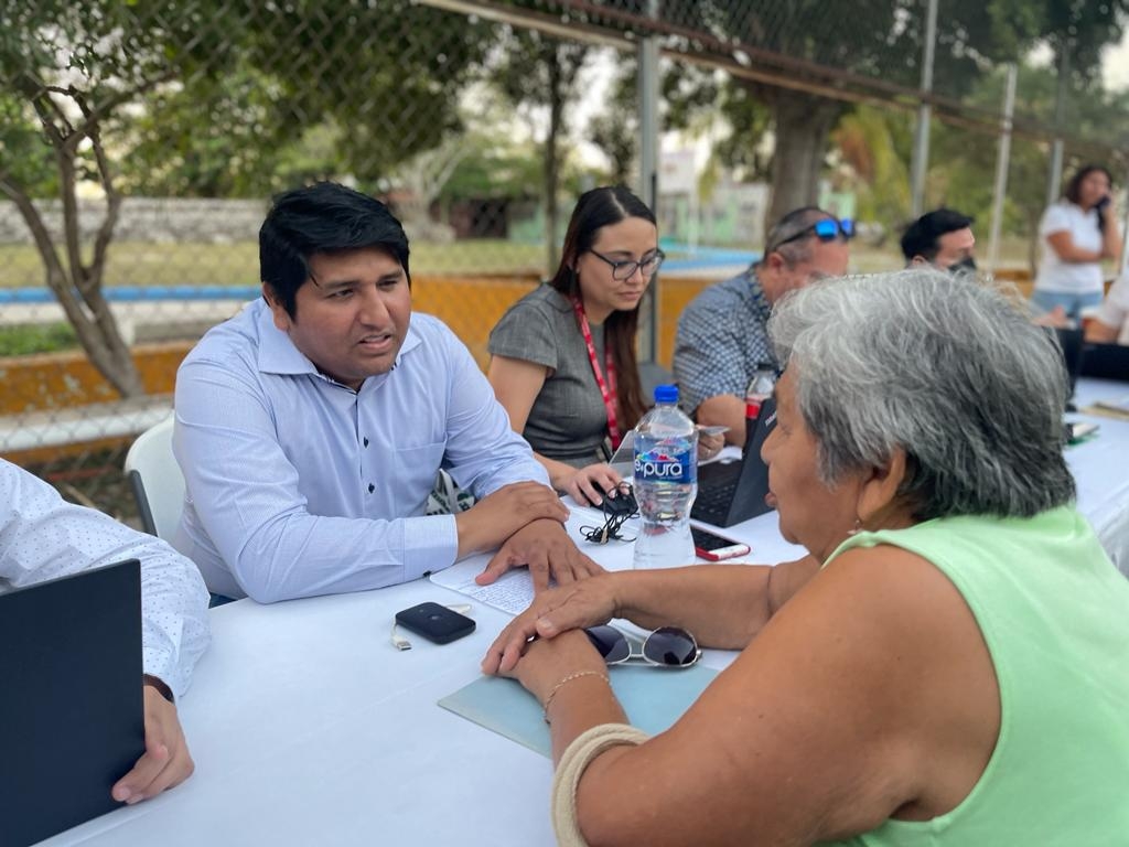 Rogerio Castro atendió a las y los vecinos del fraccionamiento sobre el programa Responsabilidad Compartida