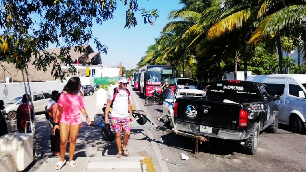 Choque provoca caos vial en sobre el Bulevar Kukulcán, en Cancún