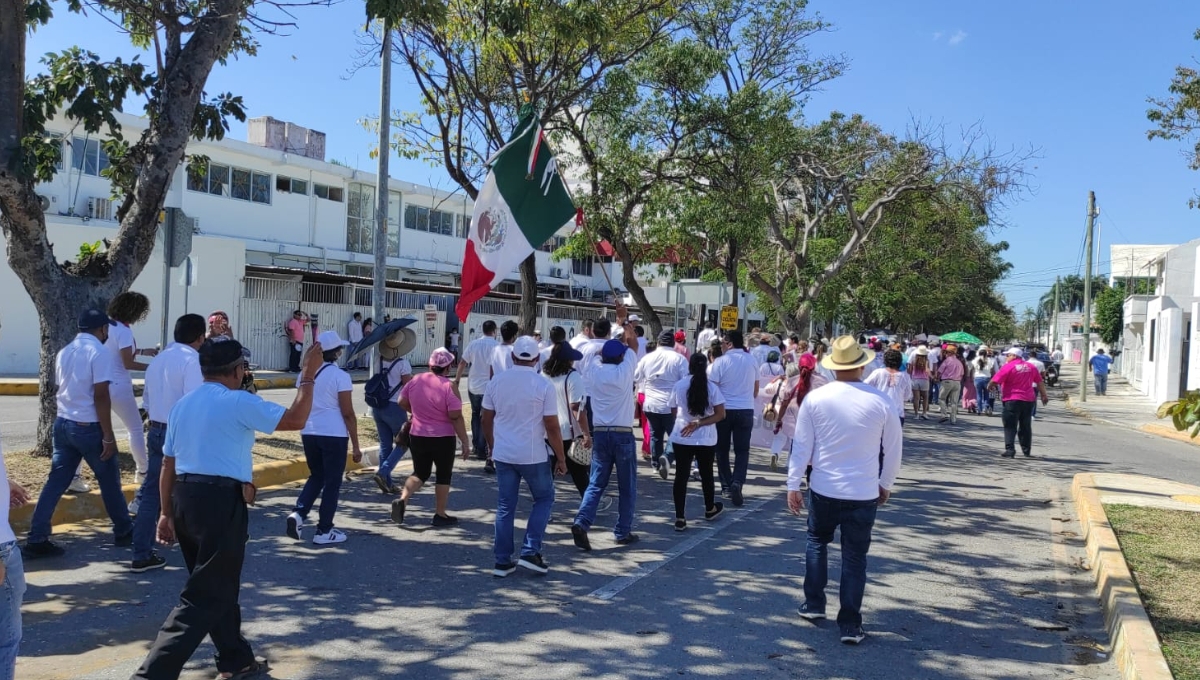 Ciudadanos marchan en defensa del INE en Campeche