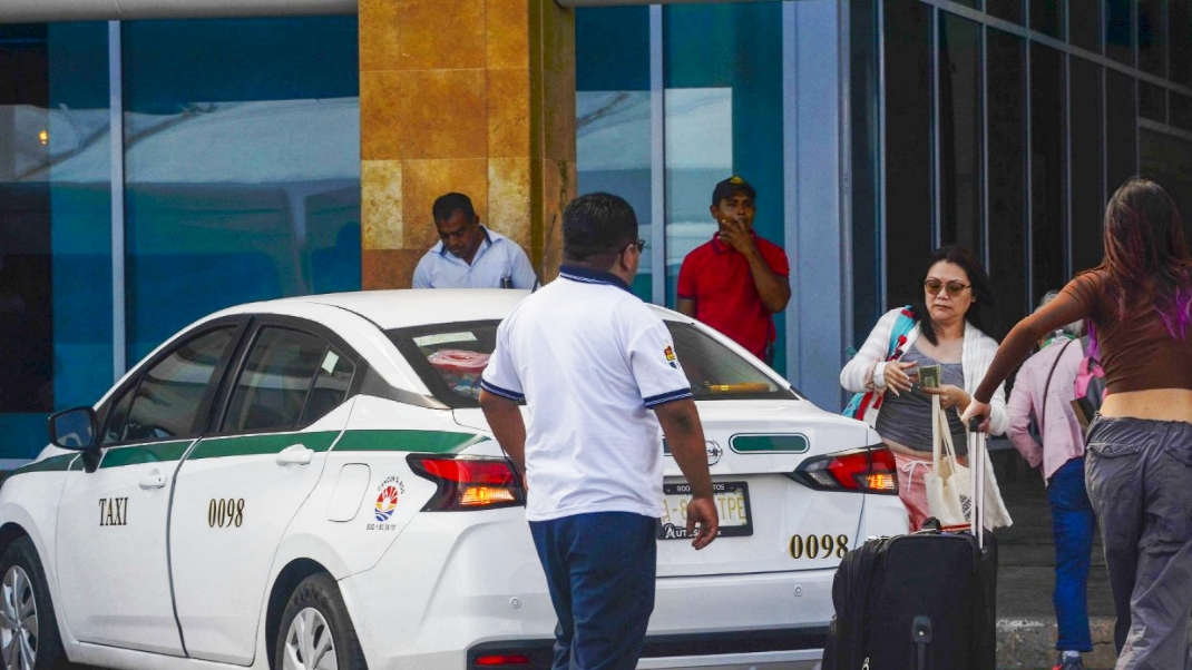 Educan a taxistas en Cancún: Obligan a 60 conductores a tomar curso de buen trato