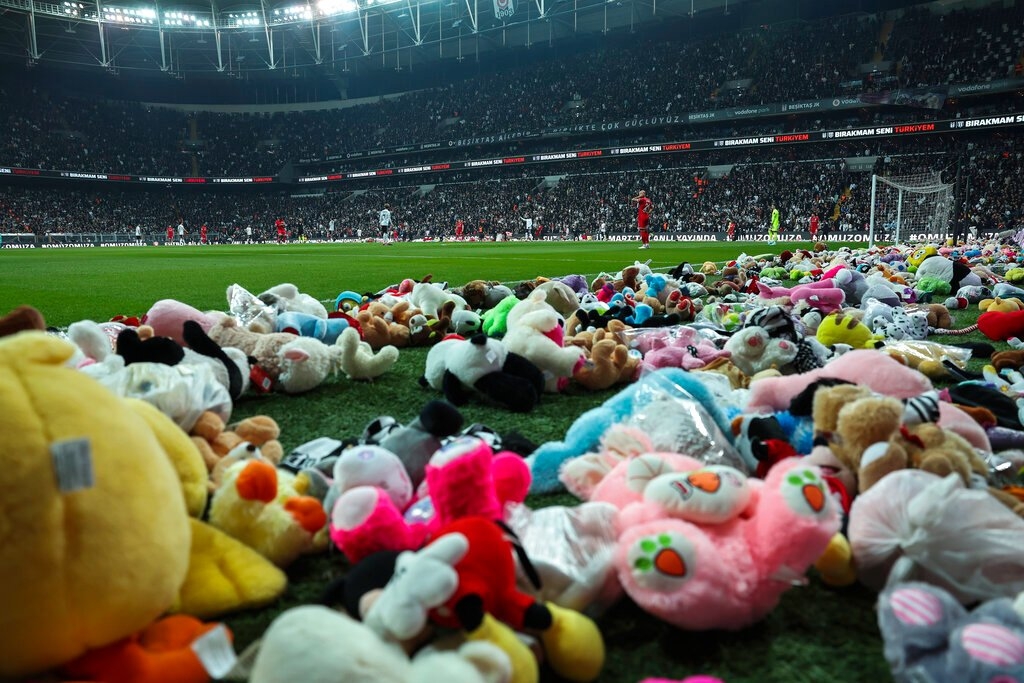 Lluvia de muñecos interrumpe partido de futbol en Turquía
