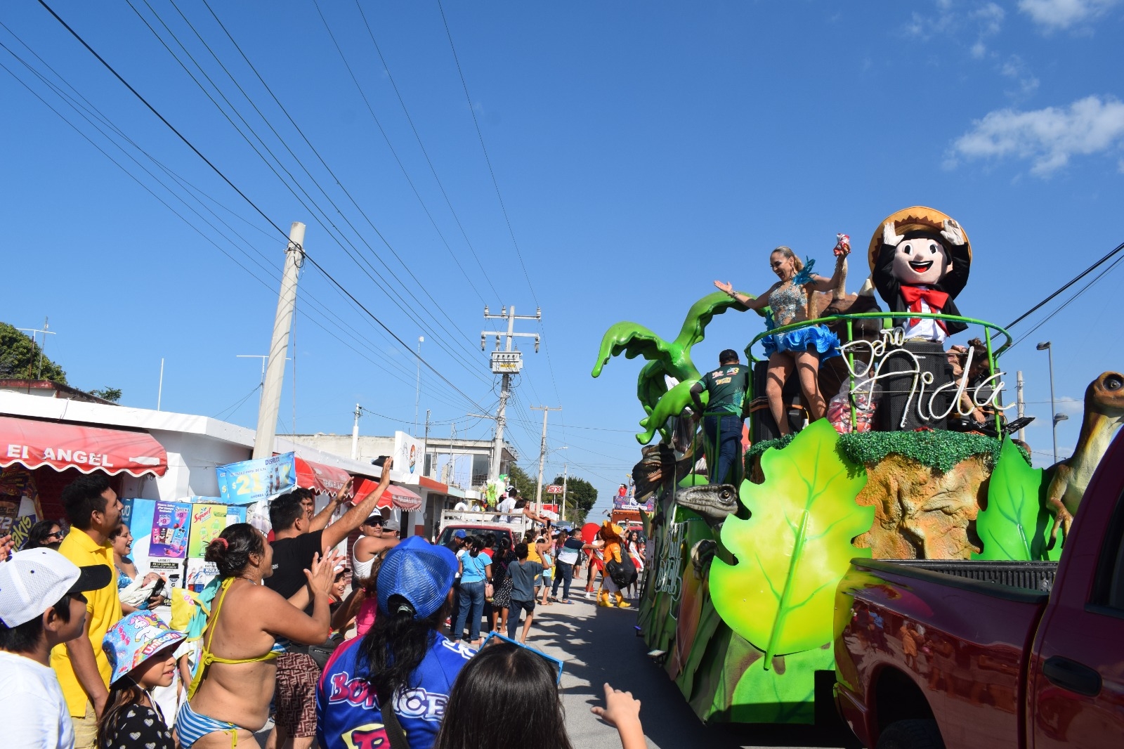 Turistas dejan las playas para disfrutar del Carnaval de Chelem 2023