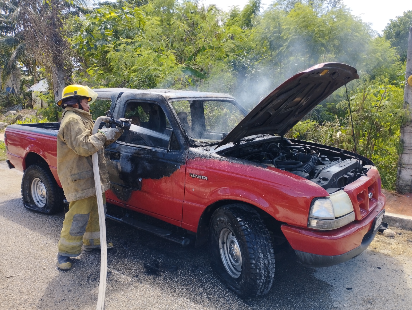 Mujer incendia el auto de su pareja por un ataque de ira en Tizimín