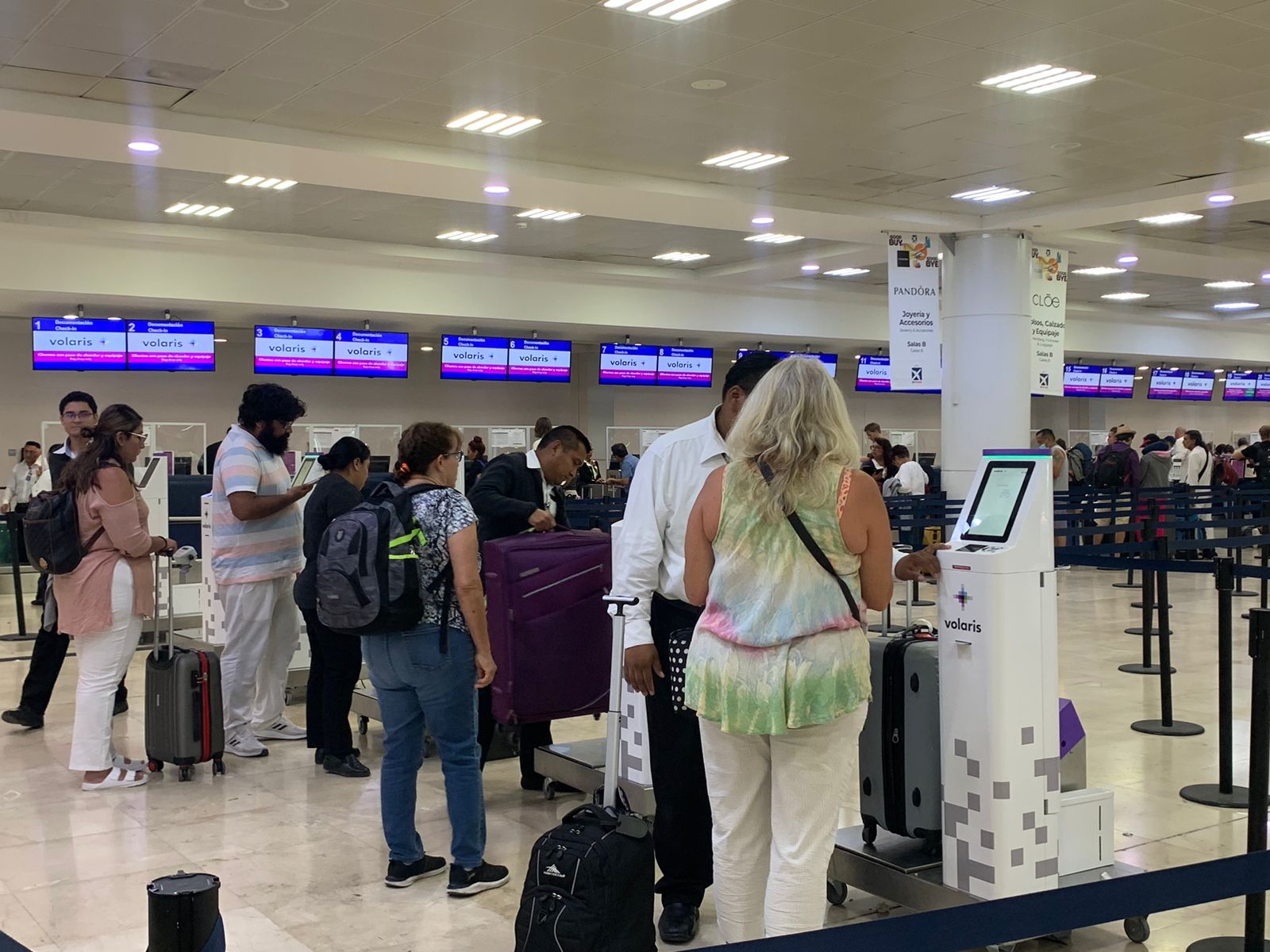 Instalan máquinas de auto pesaje en el aeropuerto de Cancún: EN VIVO
