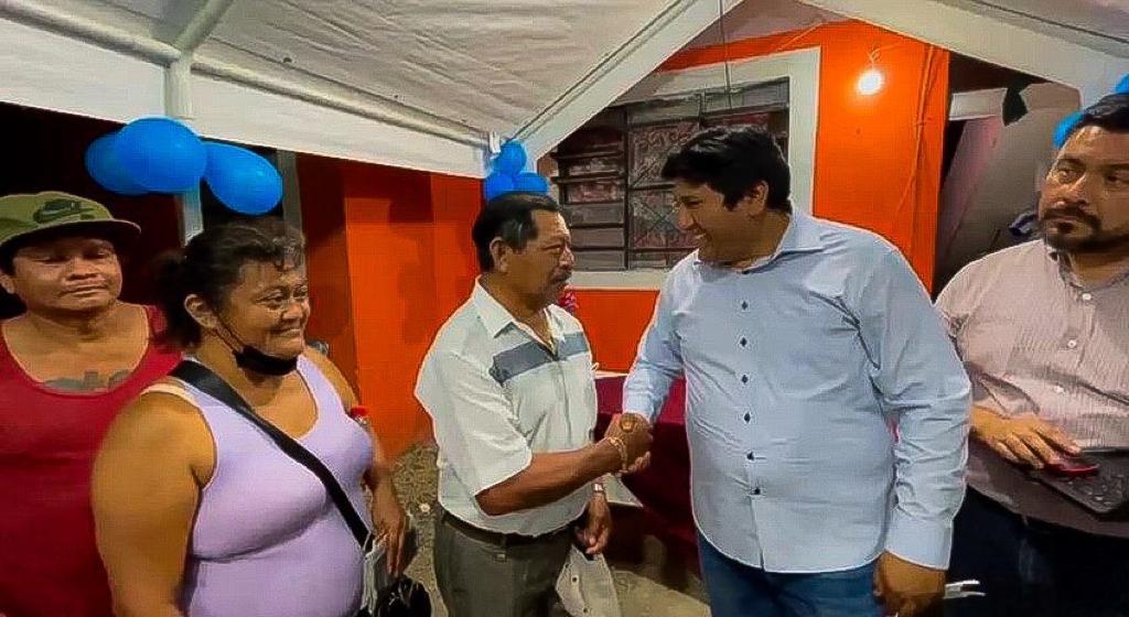 Rogerio Castro Vázquez ayuda a vecino de Mérida con su deuda en Infonavit