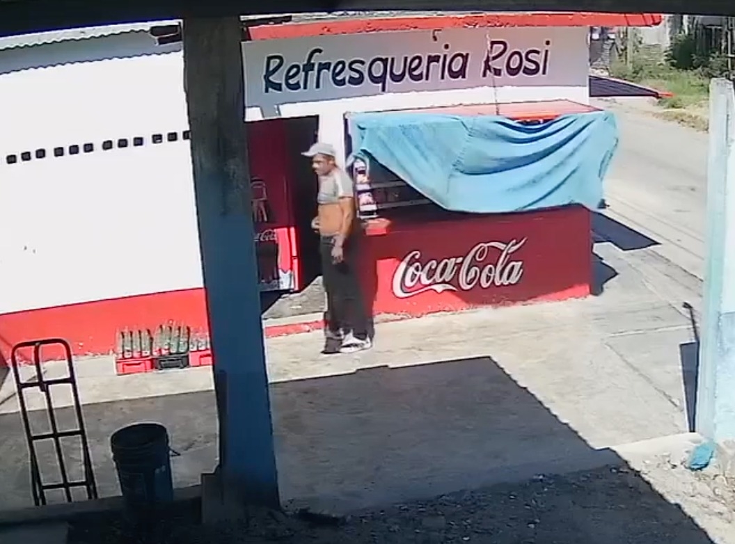 Los hechos sucedieron en la refresquería "Rosi", en donde se captó con una cámara de seguridad al ladrón entrando y saliendo