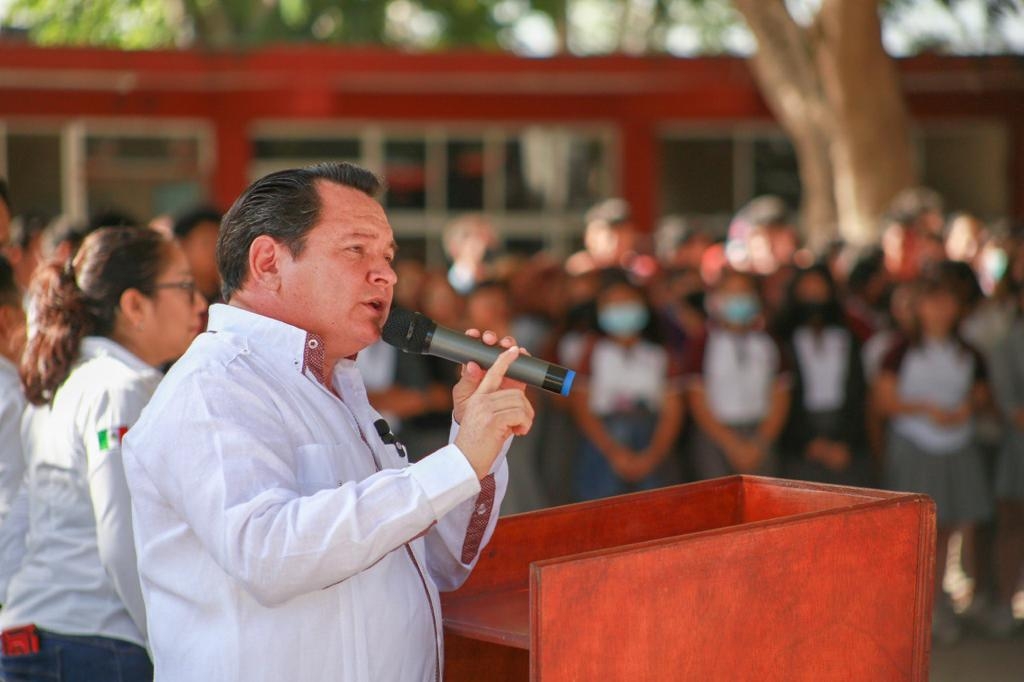 Beca Benito Juárez, con el objetivo de acabar con la deserción escolar en Yucatán: Joaquín Díaz Mena