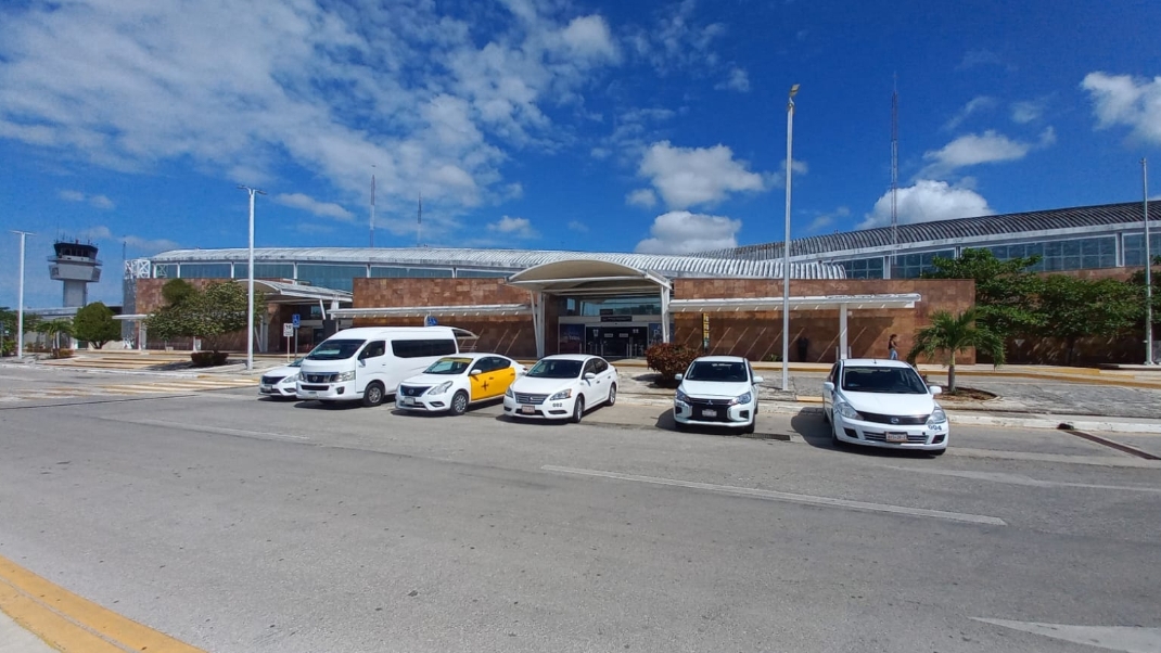 Taxis y camiones, son las opciones de transporte en el aeropuerto de Campeche