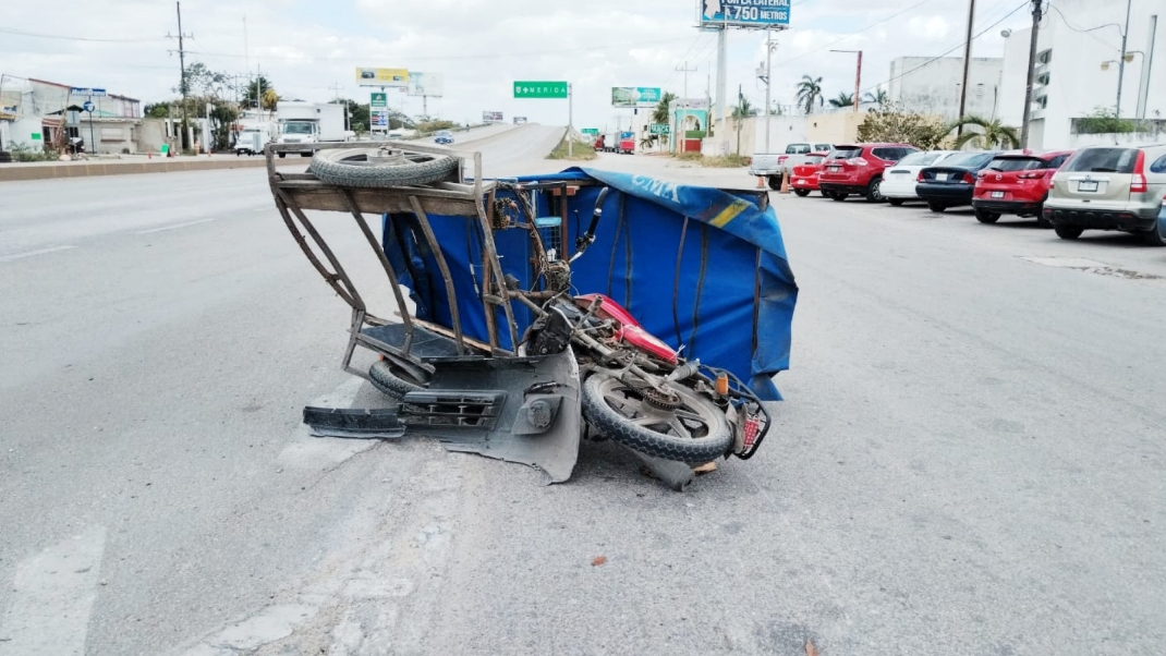 Conductor vuelca en su mototaxi y es embestido por un carro en la vía Mérida-Cancún