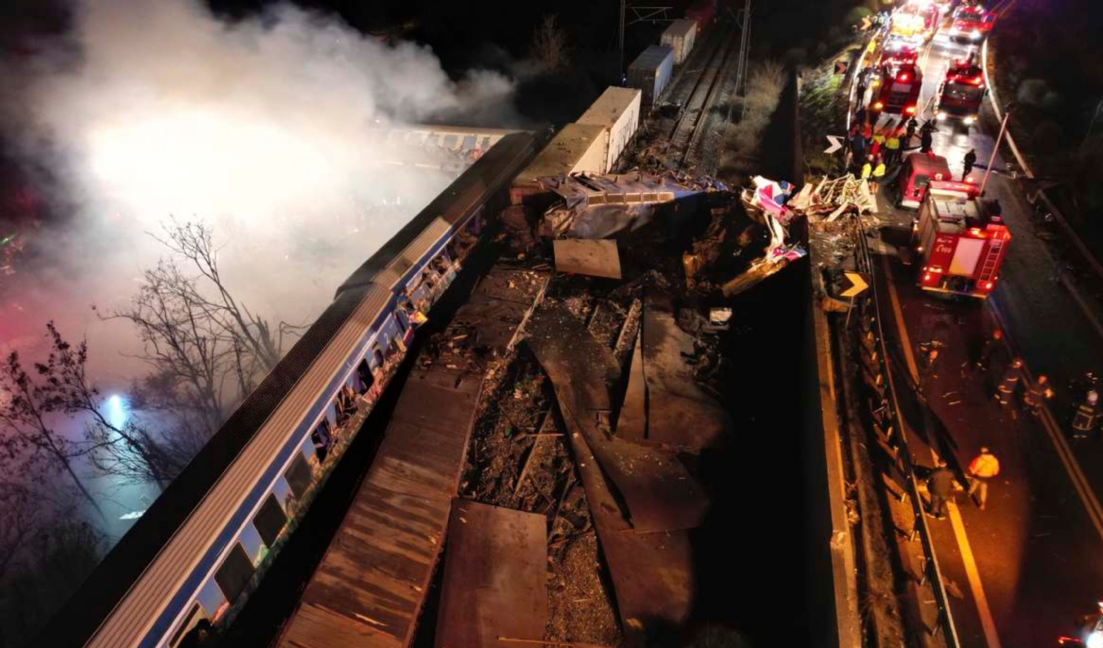 Dos trenes chocan y se incendian en Grecia, deja 26 muertos y 85 heridos