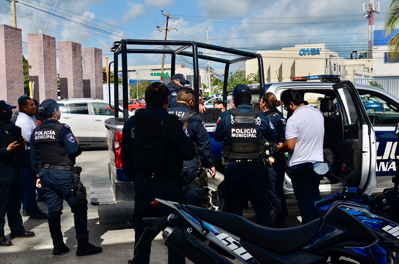 Robo a mano armada causa persecución en Cancún