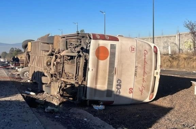 El autobús quedó volcado a un costado de la carretera México-Puebla tras el fuerte accidente de este domingo
