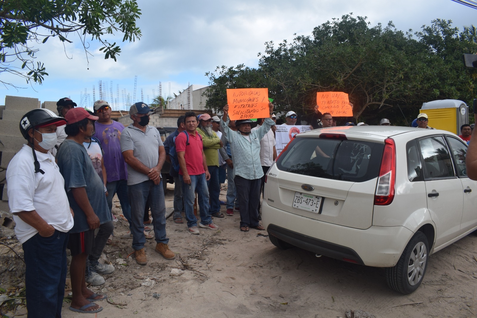 Los albañiles de Progreso protestaron y bloquearon la entrada de camiones de una constructora