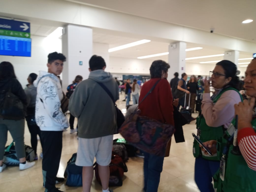 Pasajeros 'abarrotan' vuelos vespertinos en el aeropuerto de Mérida