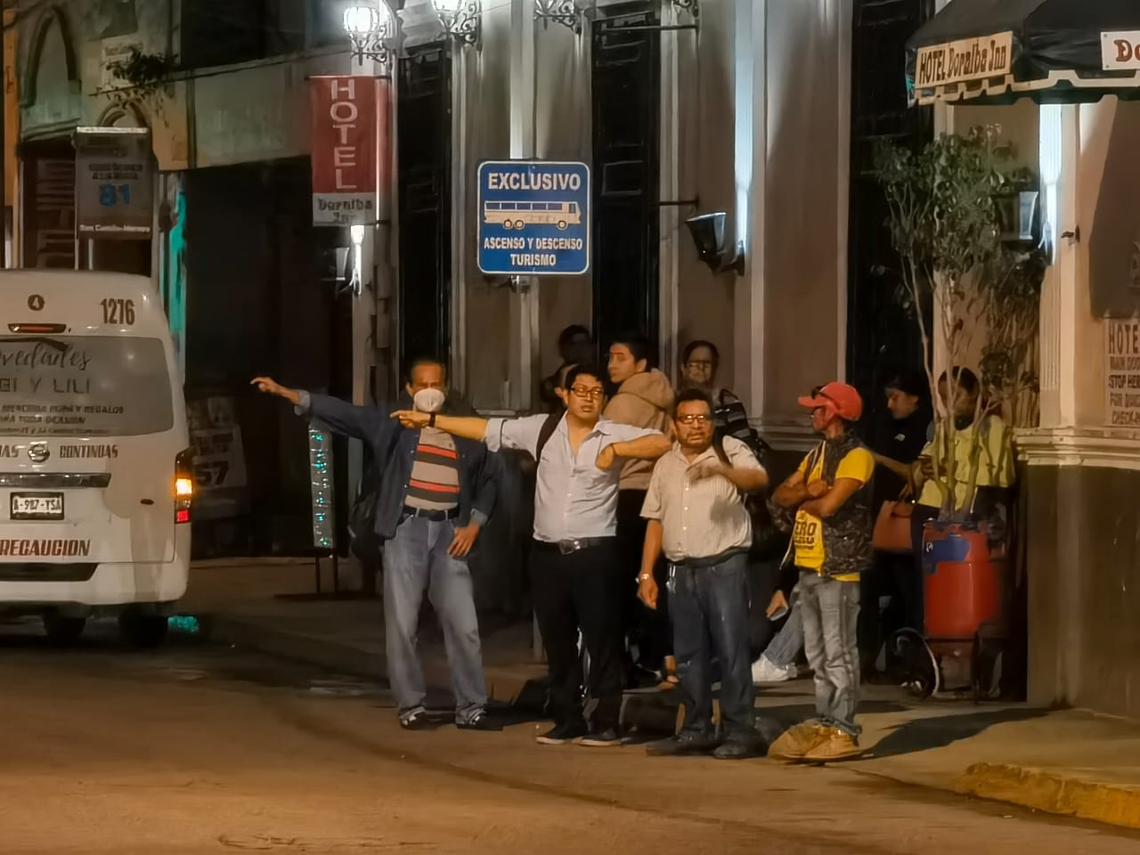 Las paradas de autobuses de Mérida lucen llenas de trabajadores que buscan llegar a casa