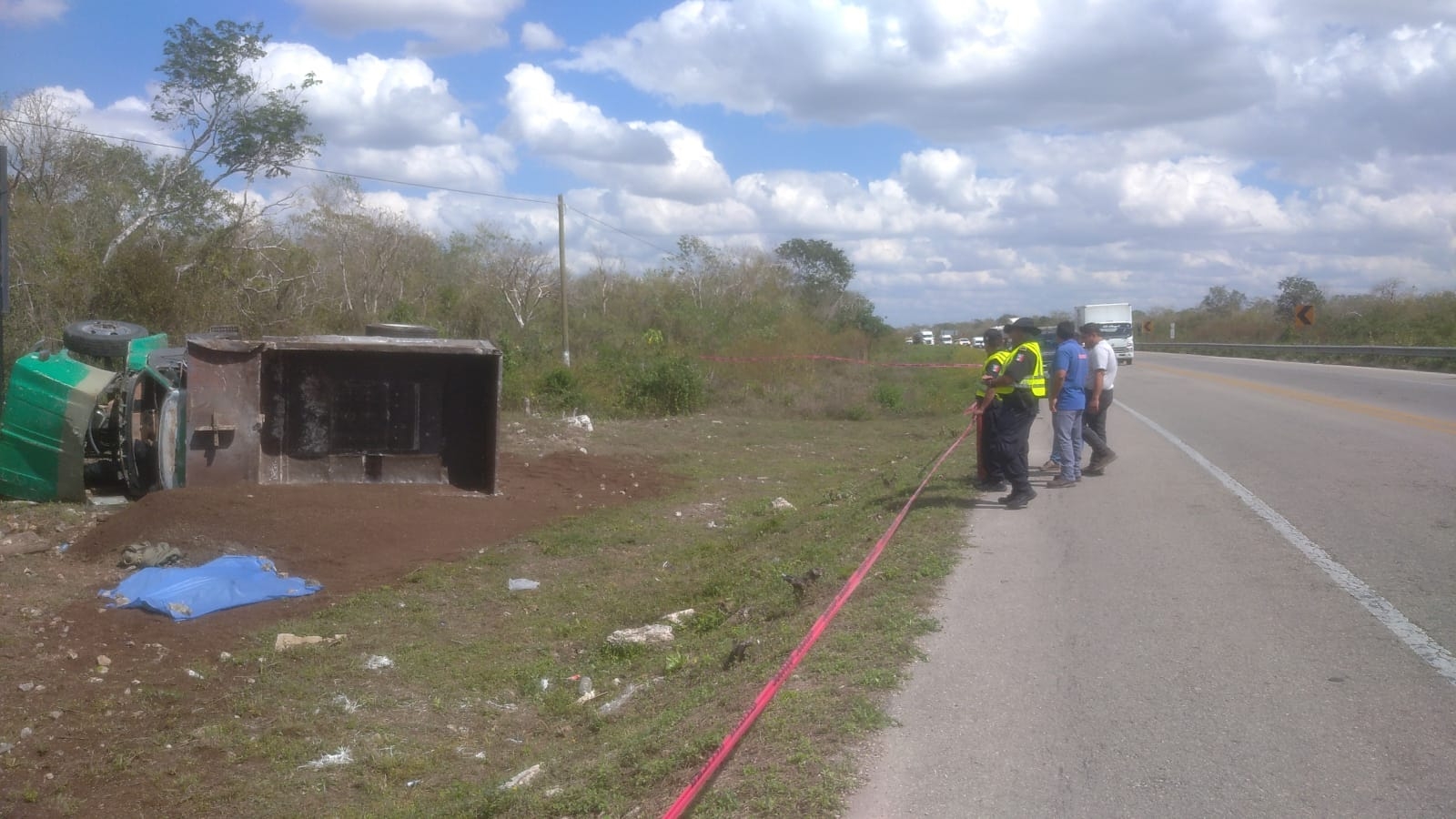 Un hombre murió luego de ser aplastado por un volquete que se salió de la carretera de Mérida a Tetiz